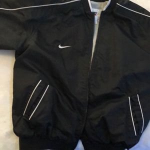 This vintage Nike bomber jacket has barley been worn. It’s in great quality.